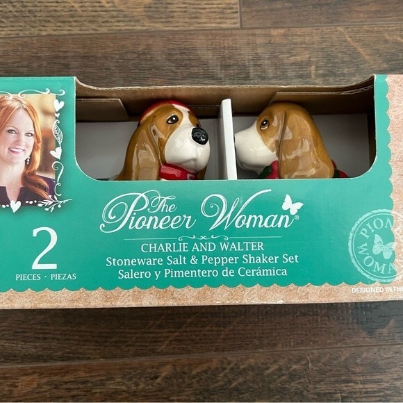 Pioneer Woman Charlie & Walter Salt & Pepper Shakers NIB Christmas Basset Hound - Picture 1 of 6